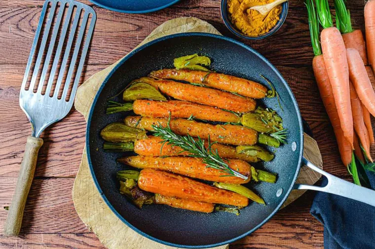 Carottes nouvelles braisées et oignons