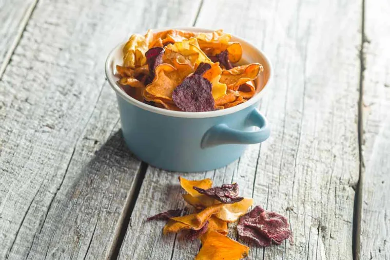 Chips de légumes racines