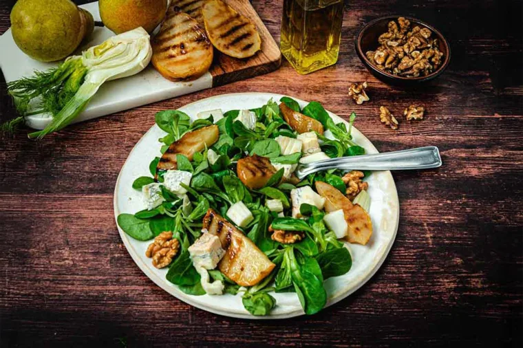 Salade de mâche, poires et gorgonzola
