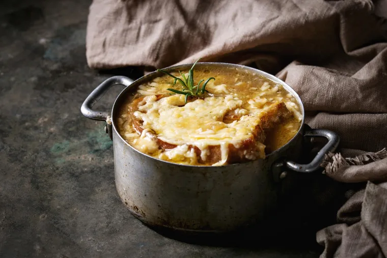 Soupe à l’oignon gratiné