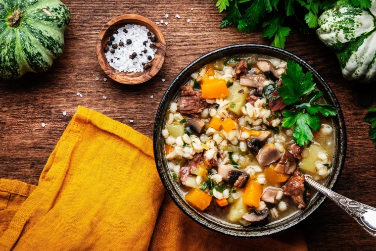 Soupe à la courge aux légumes, au bœuf et à l’orge